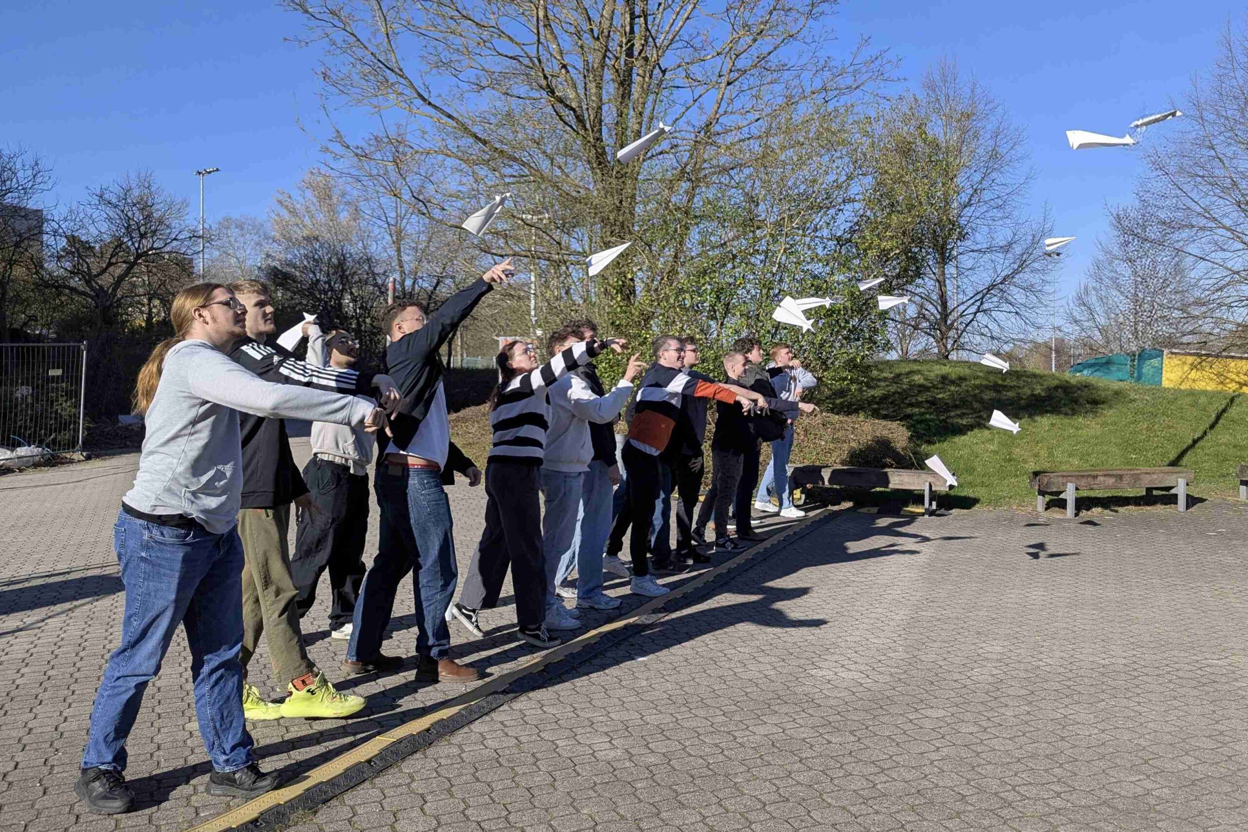 Schüler innen testen ihre Papierflieger