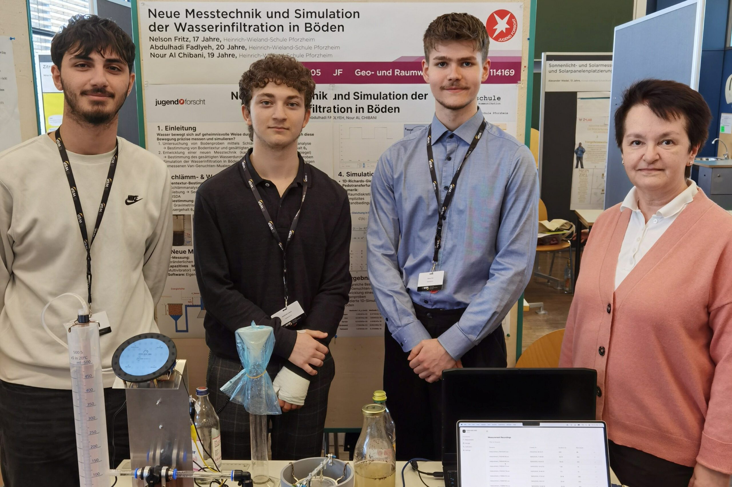 Schüler und Lehrerin am Präsentationsstand des Regionalwettbewerbs an der Hochschule Pforzheim