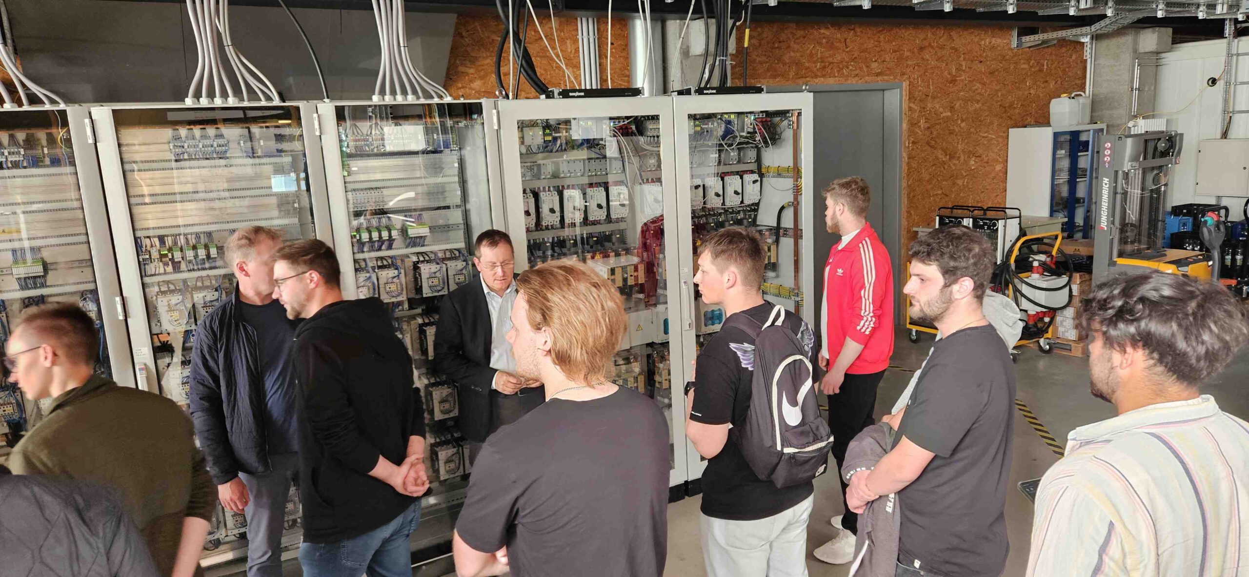 Die FTA2 vor einer Anlage des Energy Labs